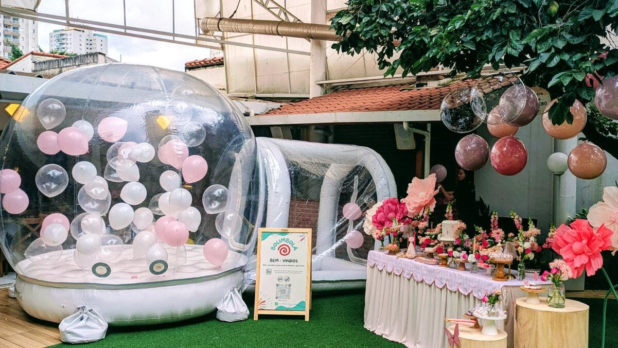 Bubble House Bolimbolá completa montada ao lado da decoração de uma festa