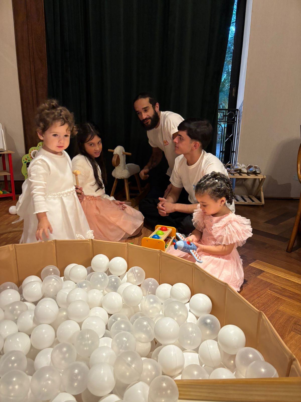 Espaço infantil acompanhado durante um casamento