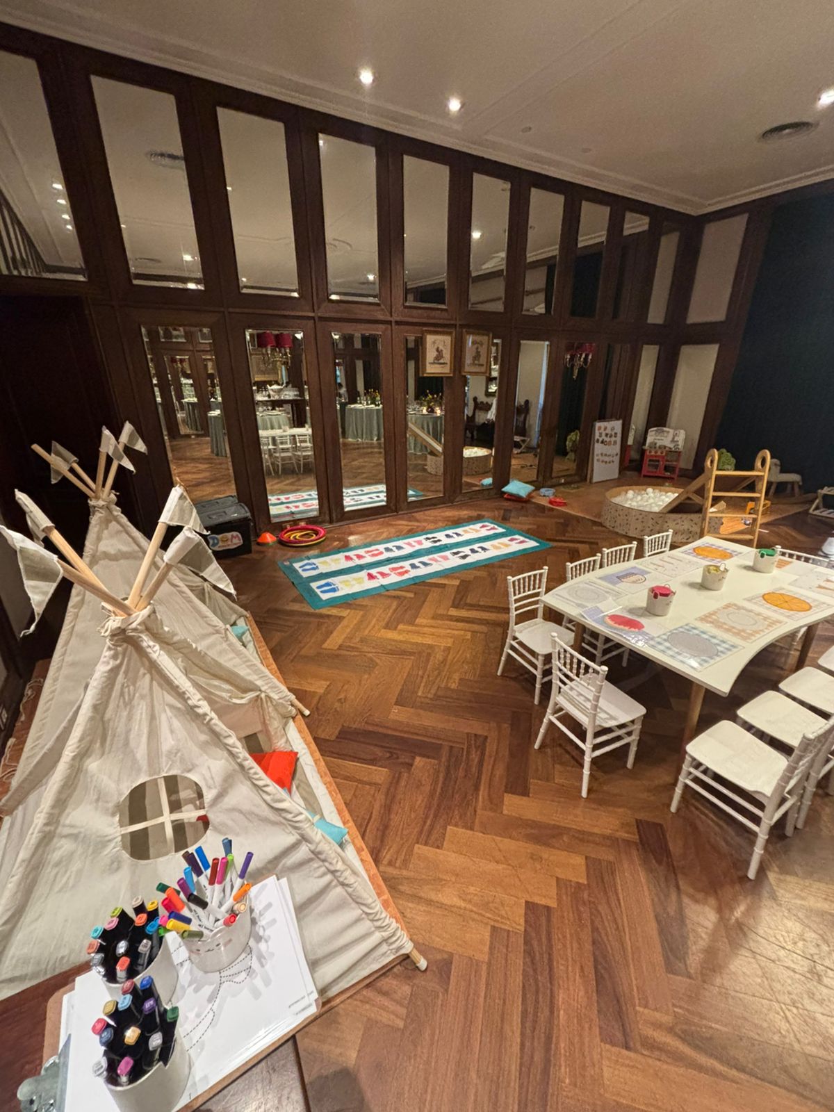 Espaço kids Bolimbolá integrado a uma recepção de casamento