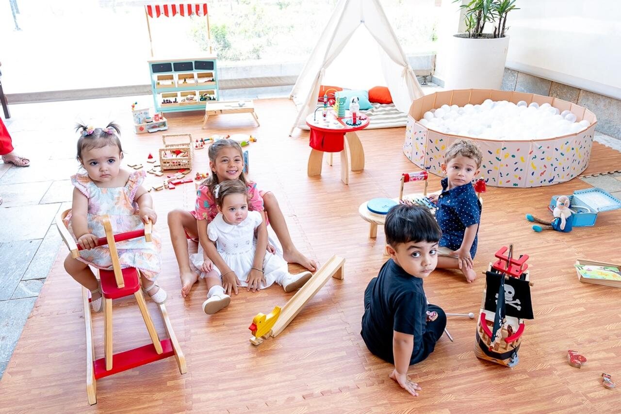 Crianças brincando em um Espaço de Brincar Bolimbolá com brinquedos de madeira